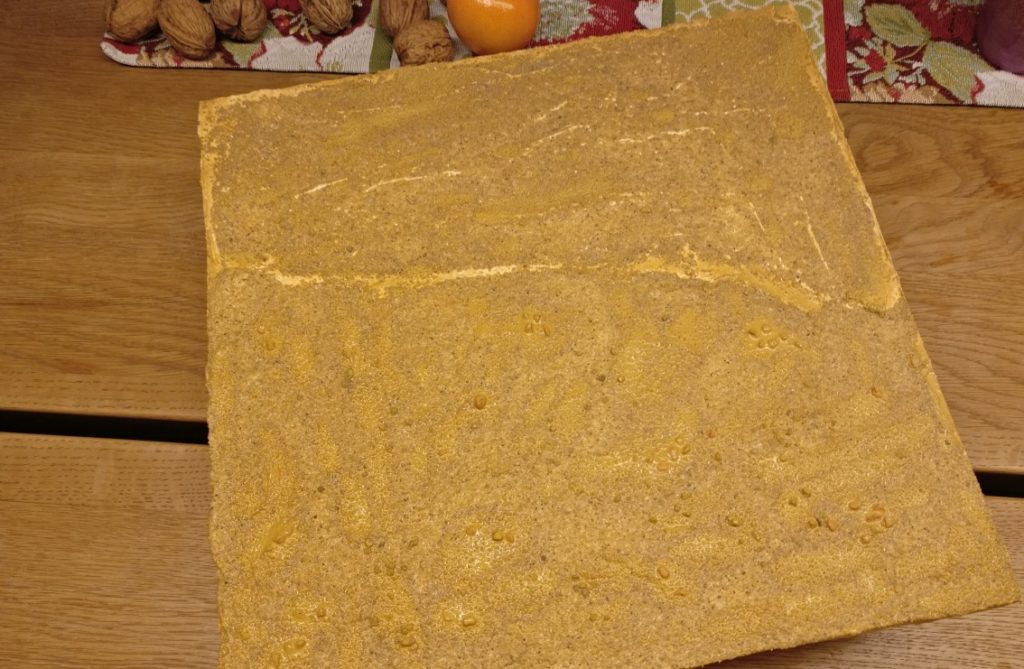 Die Grundfläche von 30cm x 30cm ist hier bereits mit Strukturpaste bestrichen, bekiest und abgetrocknet. Eine erste Farbschicht Ocker ist auch bereits aufgetragen.