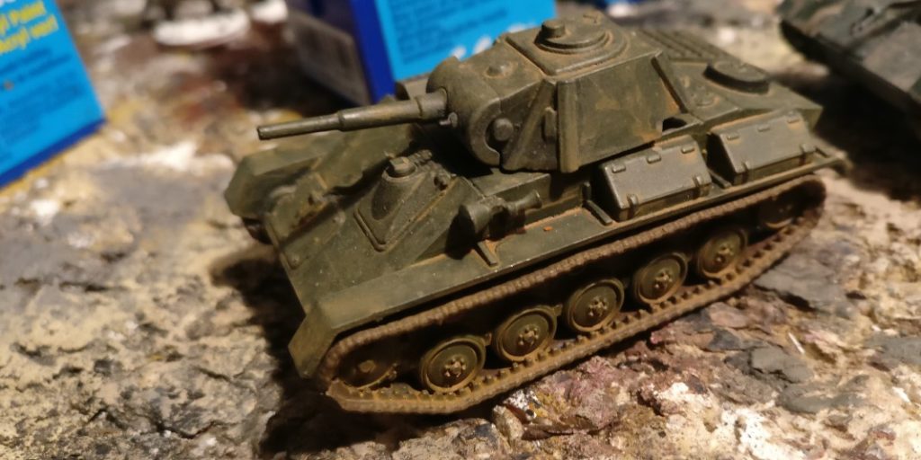 Ein hellerer und mit mehr Erdfarbe getönter T-70 vom StoI. (Hersteller: PSC Plastic Soldier Company, so muss Panzer aussehen!)