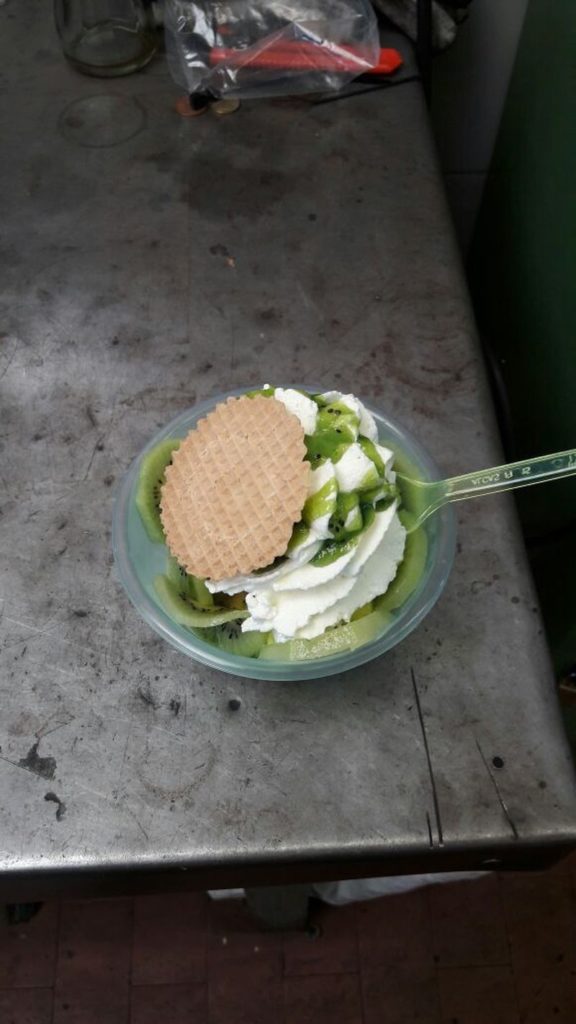 Das ist auch aus Eis, aber keine Mauer. Das KIwi-Eis hat er sich mal zwischendrin reingeballert.