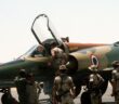 Deltaflügler über dem Nil: Mirage 5 der ägyptischen Luftwaffe. Foto: US-Soldaten besichtigen 1985 auf dem Fliegerhorst Kairo-West einen Mirage 5E2-Jagdbomber der ägyptischen Luftwaffe. Im Hintergrund sind Leitwerk und Rumpfrücken von MiG-21-Jets zu erkennen.