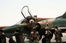 Deltaflügler über dem Nil: Mirage 5 der ägyptischen Luftwaffe. Foto: US-Soldaten besichtigen 1985 auf dem Fliegerhorst Kairo-West einen Mirage 5E2-Jagdbomber der ägyptischen Luftwaffe. Im Hintergrund sind Leitwerk und Rumpfrücken von MiG-21-Jets zu erkennen.