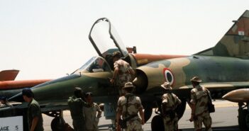 Deltaflügler über dem Nil: Mirage 5 der ägyptischen Luftwaffe. Foto: US-Soldaten besichtigen 1985 auf dem Fliegerhorst Kairo-West einen Mirage 5E2-Jagdbomber der ägyptischen Luftwaffe. Im Hintergrund sind Leitwerk und Rumpfrücken von MiG-21-Jets zu erkennen.