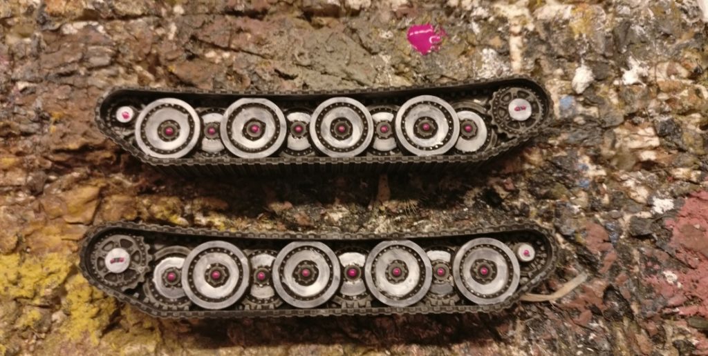 Hier die Laufwerke des Pinken Panther. Ein wenig wurde weiß lasiert. In den Naben der Laufwerksrollen wurden Magenta-Punkte aufgebracht. Diese entfalten später ihre eigene Wirkung.