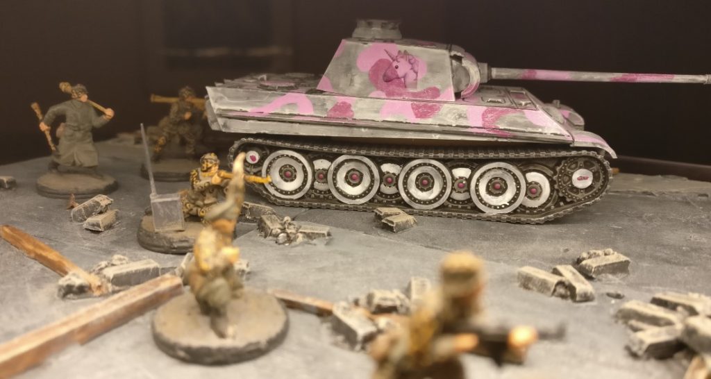 Bilder vom ersten Einsatz des Pink Unicorn Panther der 666. Panzerdivision.