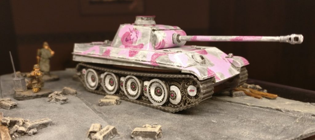 Bilder vom ersten Einsatz des Pink Unicorn Panther der 666. Panzerdivision.
