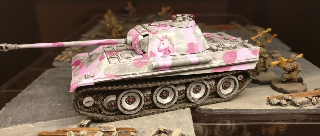 Bilder vom ersten Einsatz des Pink Unicorn Panther der 666. Panzerdivision.