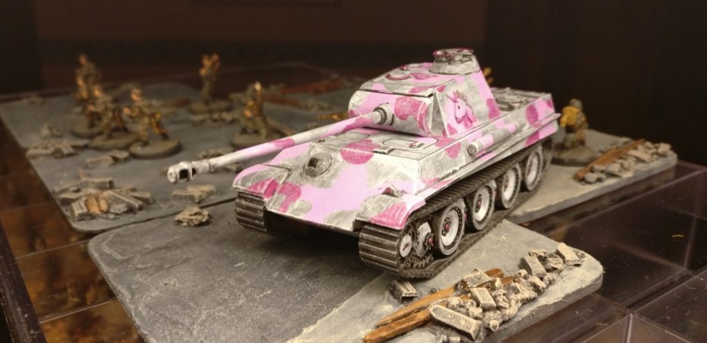 Bilder vom ersten Einsatz des Pink Unicorn Panther der 666. Panzerdivision.