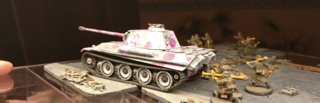 Bilder vom ersten Einsatz des Pink Unicorn Panther der 666. Panzerdivision.