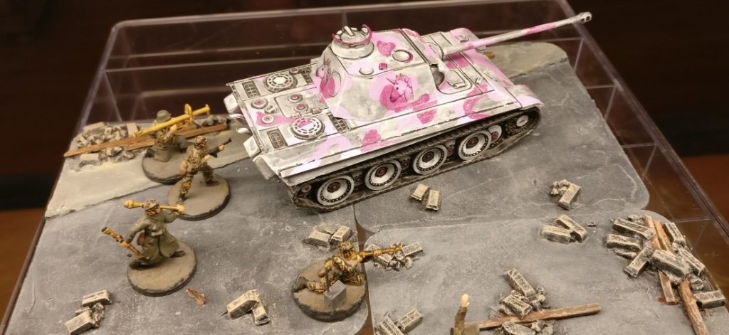 Bilder vom ersten Einsatz des Pink Unicorn Panther der 666. Panzerdivision.