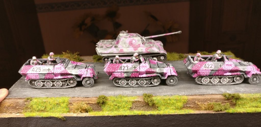 Fertig! Die drei Sd.Kfz. 251/1 Ausf. C vor dem Pink Panther.