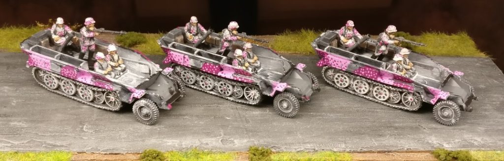 Hier die Schützenpanzerwagen mit abgenommenem Oberteil des Korpus.