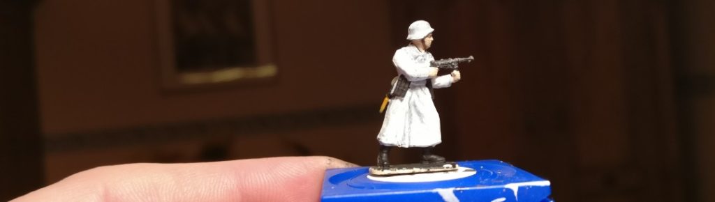 Ebenfalls aus dem Italeri Set 6068 German Elite Troops stammt dieser Mantelträger mit Maschinenpistole. 