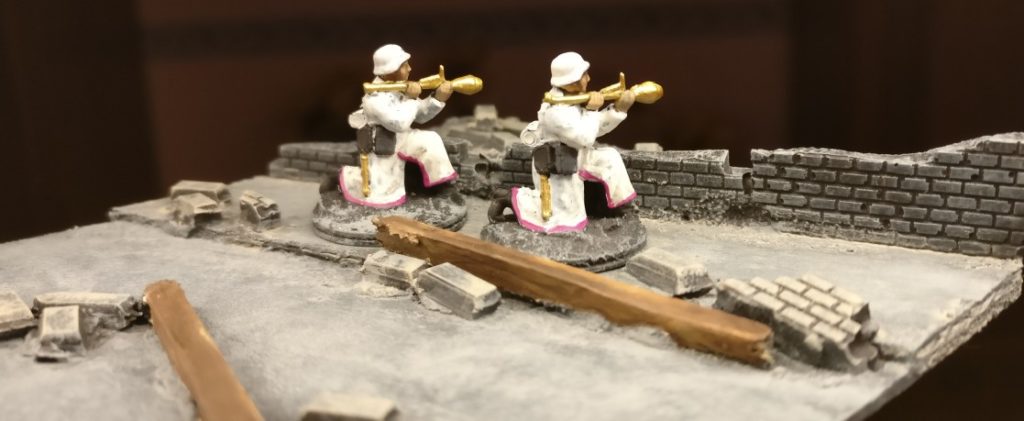 Zwei Panzerfaust-Schützen der 30 Pink Warriors. Statt dem tristen Dunkelgelb haben wir das freundlichere "Gold" verwendet.