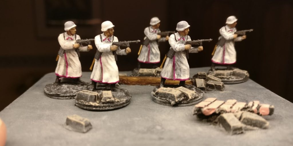 Gruppenbild mit Maschinenpistole. Pink Warriors aus dem Italeri Set 6068 German Elite Troops.