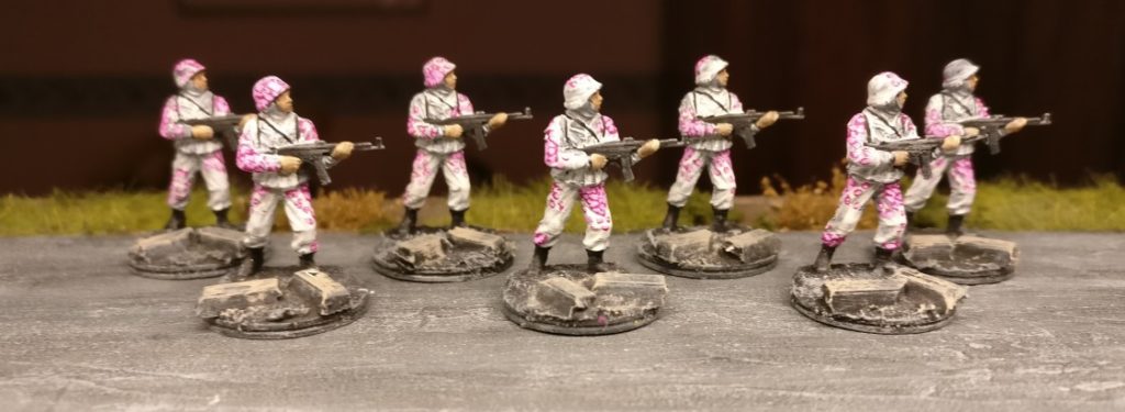 Der erste Trupp mit Eichenlaubtarn "Pink Unicorn". Pink Warriors aus dem Italeri Set 6068 German Elite Troops.