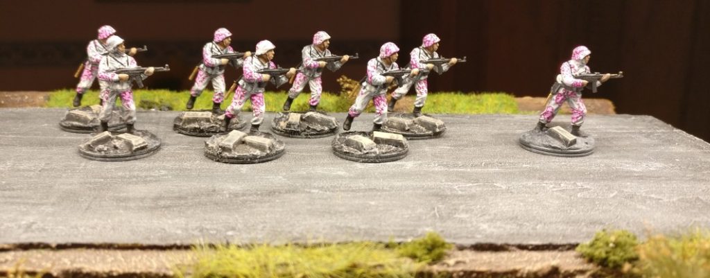 Der zweite Trupp mit Eichenlaubtarn "Pink Unicorn". Pink Warriors aus dem Italeri Set 6068 German Elite Troops.