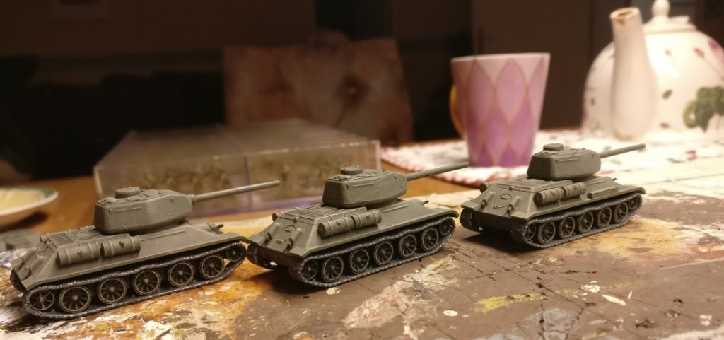 Der ganze T-34/85 von Plastic Soldier Company. mit Wannenoberteil,.