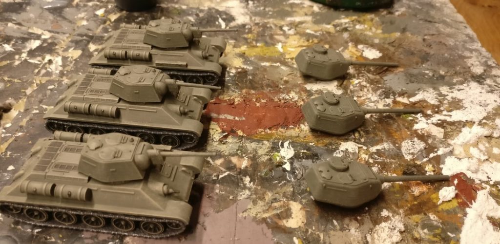 Der T-34/76 von Plastic Soldier Company. Hier mal mit dem kleinen Turm. Die Türme wechseln zu können, spart Geld, weil man für Early- und Late-Spiele die gleichen Modelle hernehmen kann.