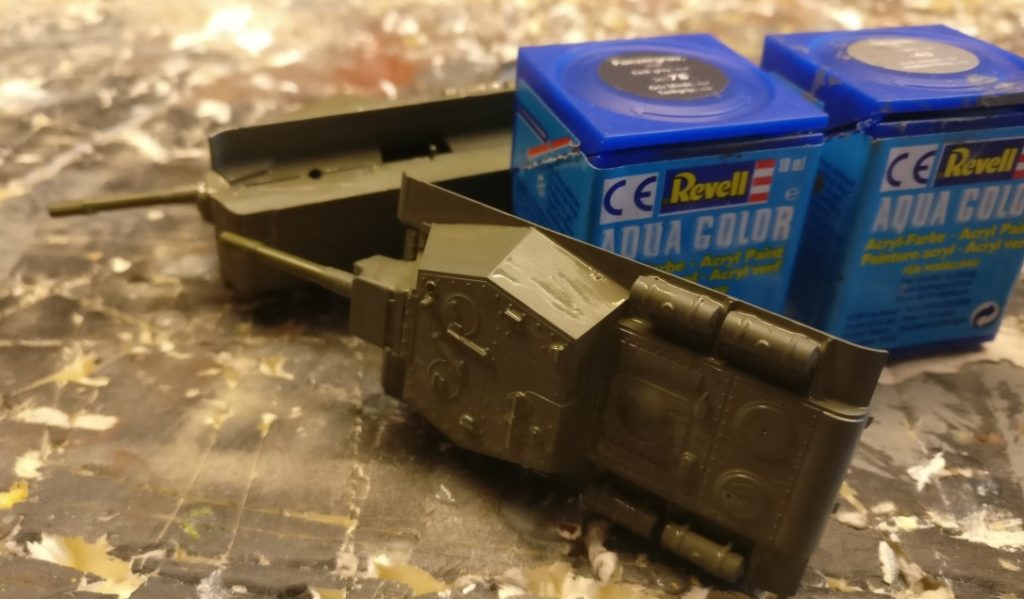 Die Bemalung der SU-152 von Zvezda startet mit der Farbe Revell Aquacolor Grüngrau.