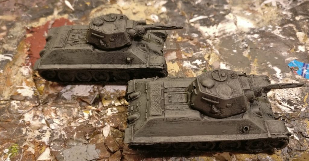 Der Vorteil des Trockenbürstens gegenüber dem flächigen Bemalen ist das strukturgebende Durchscheinen des schwarzen Untergrunds. Es erspart den dunklen Wash und der T-34/76 aus Resin erscheint sogleich detailreicher.