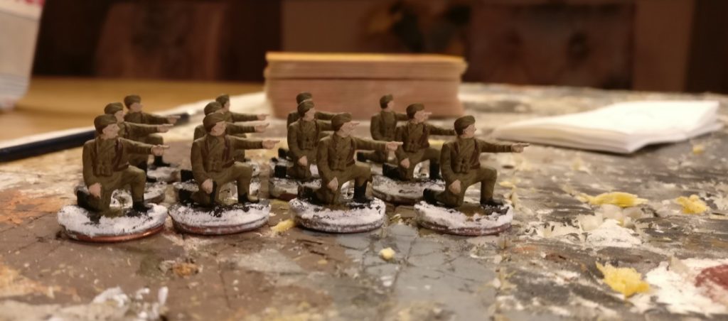 Gurte werden Lederbraun bemalt, Hautfarbe kommt auch drauf. Die Haare werden ebenfalls mit Lederbraun in dunklem Ton gehalten. Set: 20mm Russian Infantry in Summer Uniform von PSC