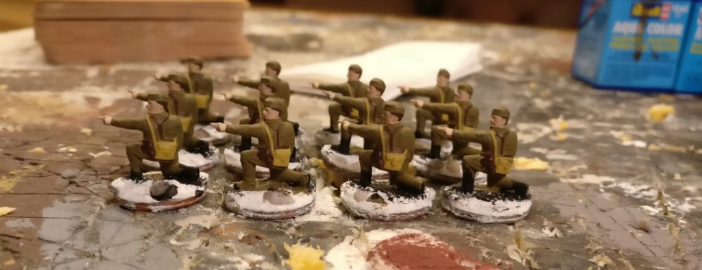 Die Tasche bemale ich mit "Sand" von Revell Aquacolor. Hier uch gut erkennbar: Die mit Lederbraun bemalten Riemen und Gurte. Set: 20mm Russian Infantry in Summer Uniform von PSC