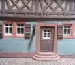 "Aschaffenburg-1945" kommt näher. Das schnieke Fachwerkhaus (ex Faller Bausatz B-933 Weinhaus Nusch) nach Doncolors erster Behandlung.