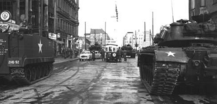 „Berlin 1985“: Cold war gone hot @ Checkpoint Charly "Berlin 1985": Cold war gone hot @ Checkpoint Charly