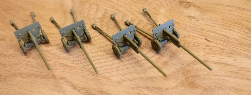 Die vier Paks aus dem PSC 15mm WW2 Russian ZiS 2 Anti Tank Gun (WW2G15002) löste ich von der Sockelplatte ab, um sie für sich zu bemalen und später wieder auf die neue Base aufzusetzen.