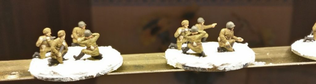 Blick aus der Nähe auf die frisch basierten und noch nicht getrockneten Minis aus dem Set PSC 15mm WW2 Russian ZiS 2 Anti Tank Gun (WW2G15002)