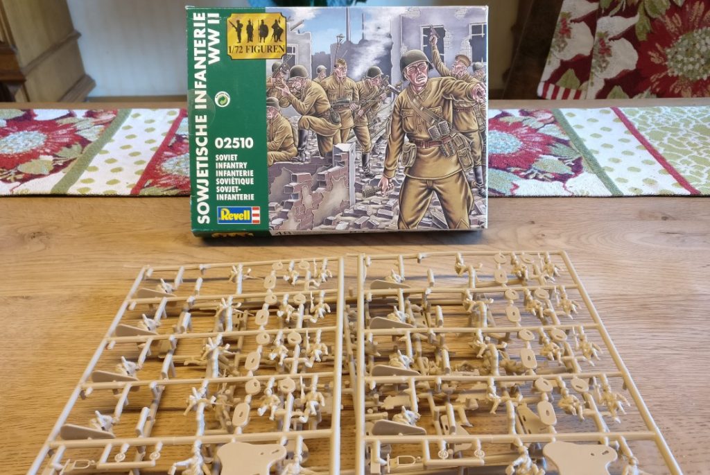 Die 30. Schützendivision der russischen 9. Armee noch unbemalt in der Schachtel des Revell Set 02510 Soviet Infantry