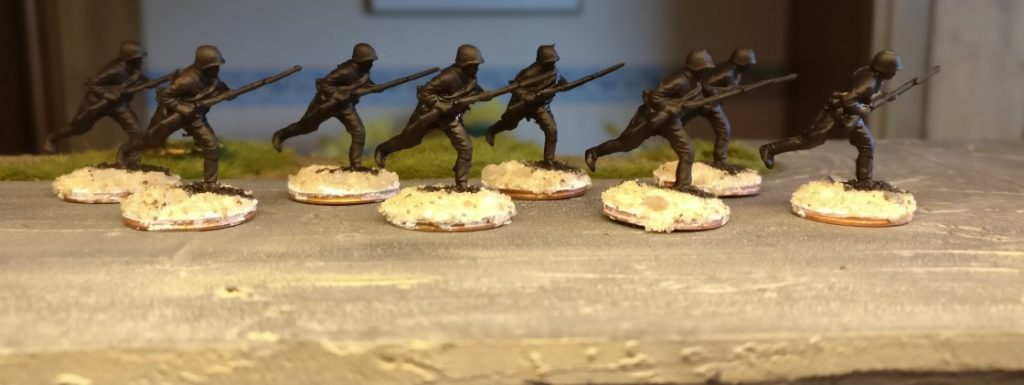 Hier die acht Figuren aus dem Revell Set 02510 Soviet Infantry nach der Grundierung mit Schwarz.