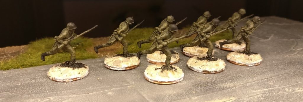 Die acht Rifles aus dem Revell Set 02510 Soviet Infantry nach dem Trockenbürsten mit Revell Aquacolor Khaki.