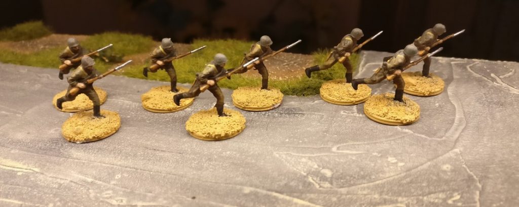 Hier sind die acht Rifles aus dem Revell Set 02510 Soviet Infantry bereits ziemlich fertig. Auch die Base hat ihre Grundfarbe "Sand" bereits erhalten.