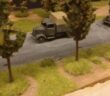 Roter Oktober #40: Gras auf der Spielplatte: Die erste deutsche Kolonne befährt die Landtraße. Es sind Lkw aus dem 1/72 Bausatz Pegasus 7610 "German Army Trucks"