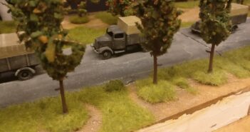 Roter Oktober #40: Gras auf der Spielplatte: Die erste deutsche Kolonne befährt die Landtraße. Es sind Lkw aus dem 1/72 Bausatz Pegasus 7610 "German Army Trucks"