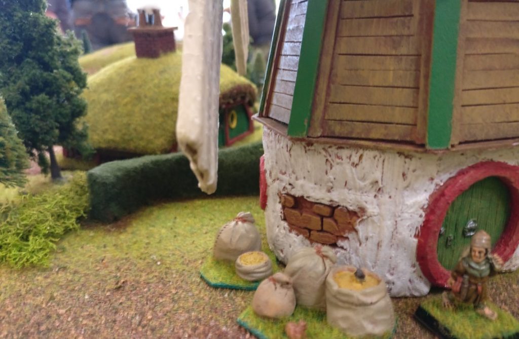 Spieltisch Dragon Rampant und die  Halblinge auf der 1. Hammerzeit auf dem  6. Rhein Main Multiversum des Tabletop Club Rhein-Main e.V. in Nidderau[
