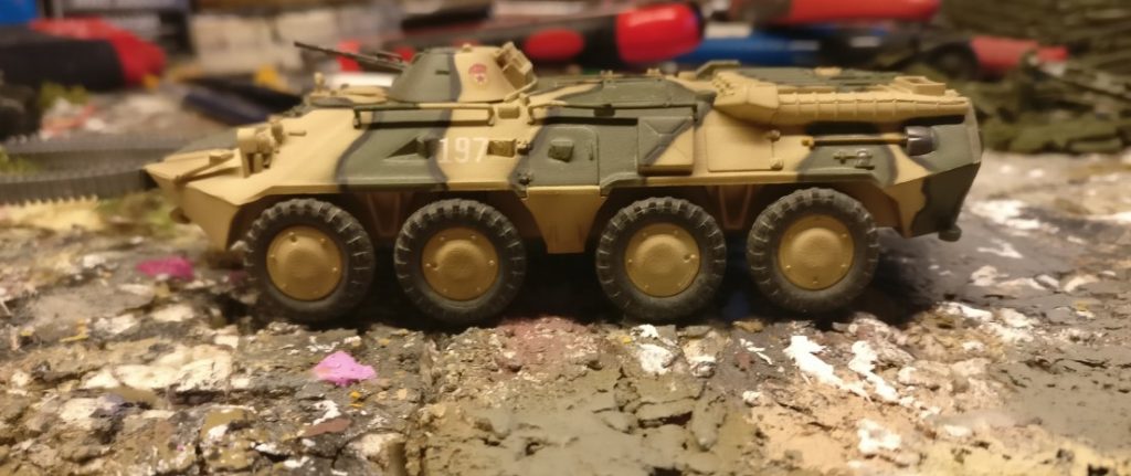 Noch im Originalzustand: Der "Easy Model Ground Armor 35019 BTR-80 der Russian Army Battle Situation 1994"
