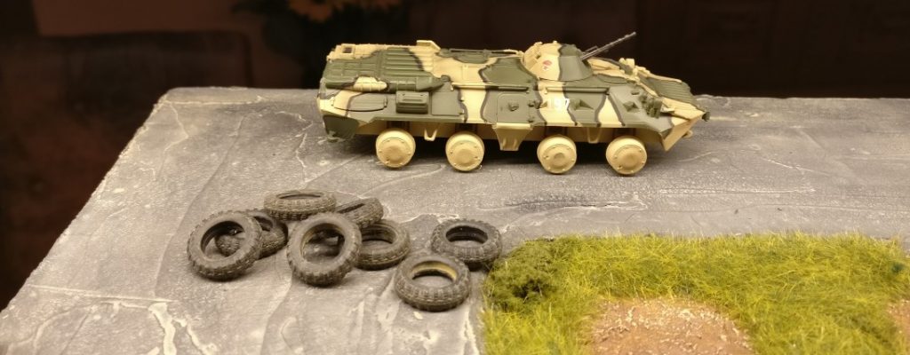 Zum Bemalen habe ich die Reifen demontiert. Der Easy Model Ground Armor 35019 BTR-80 der Russian Army Battle Situation 1994 steht hier bereit zum Bepinseltwerden.