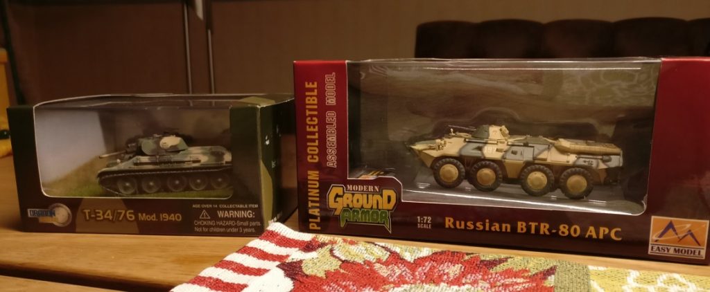 Ein T-34/76 Mod. 1940 und der Easy Model Ground Armor 35019 BTR-80 der Russian Army Battle Situation 1994