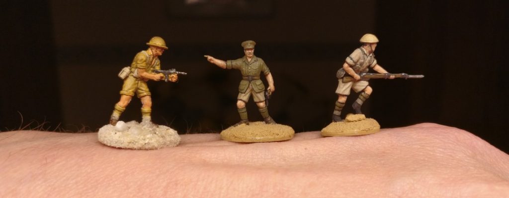 Drei 20mm-Figuren der "8th Army". Links einer meiner ersten Wüstenkrieger. Rechts zwei Briten von Doncoor. Man erkennt deutlich seine Blacklining-Technik. Mein Wüsten-Warrior kommt ohne aus und sieht für damalige Verhältnisse sehr gut aus. Die Schattierungen kommen durch den Wash von AK Interactive, den ich damals angewendet habe. 