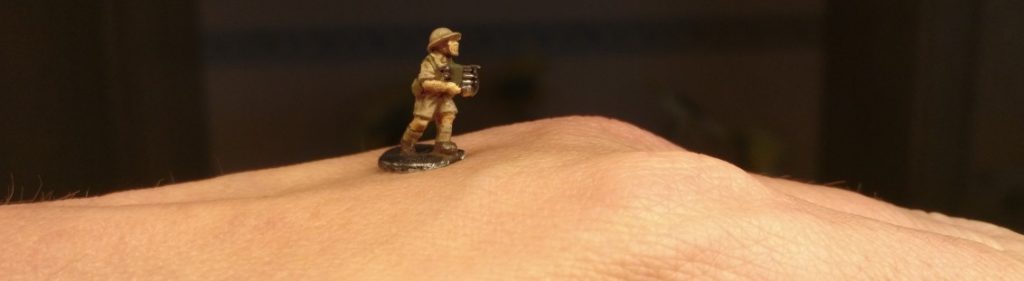 Einen Bediener der 40mm Bofors Flak von Flames of War zog ich vor und ließ ihm alle Schritte der Bemalung angedeihen. 