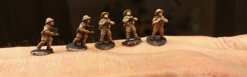 Der Umber Wash von Game Color hat hier bereits die Vertiefungen betont. Die Figuren von Flames of War sind allesamt sehr kräftig modelliert, will sagen, mit "Furchen gezeichnet", was ihnen nach dem Washauftrag zu einem plastisch wirkenden Äußeren verhilft.