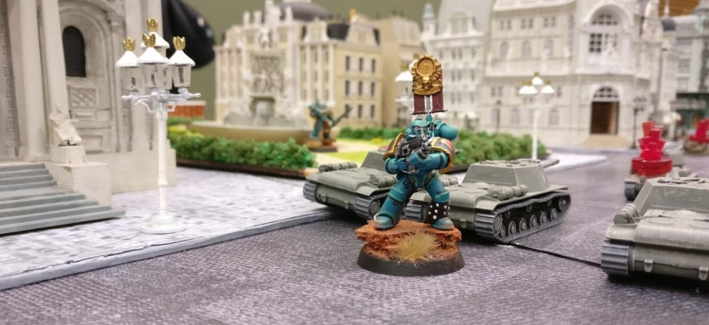 Mit der Standarte umgeschnallt hat dieser Space Marine die drei Sveroboj übersprungen.