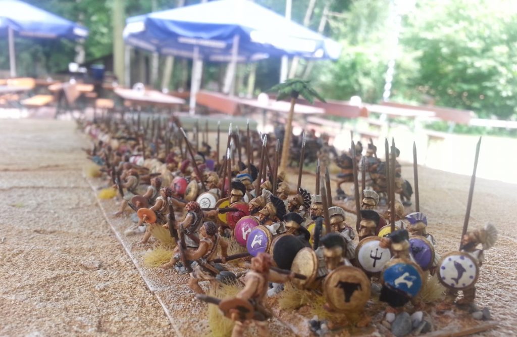 Unser Spieltisch an der Merzenmühle in Langen. DBMM mit den Early Northern Barbarians und den Hopliten von additzen. (Foto: additz)