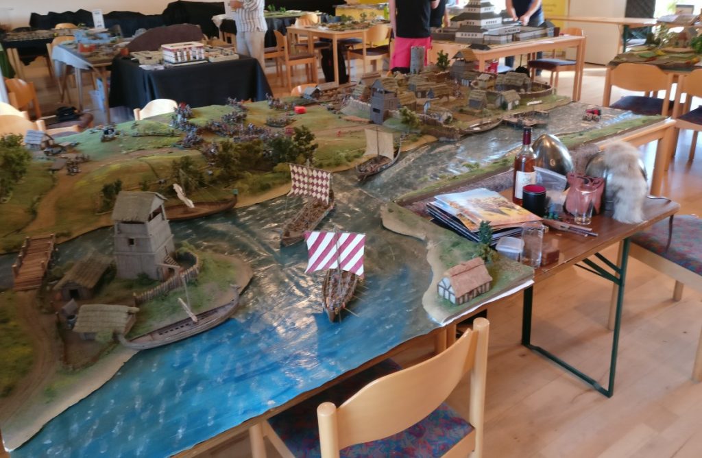 Spieltisch "Wikingerüberfall auf die Hammaburg" des Hamburger Wargaming Club und der Kurpfalz Feldherren