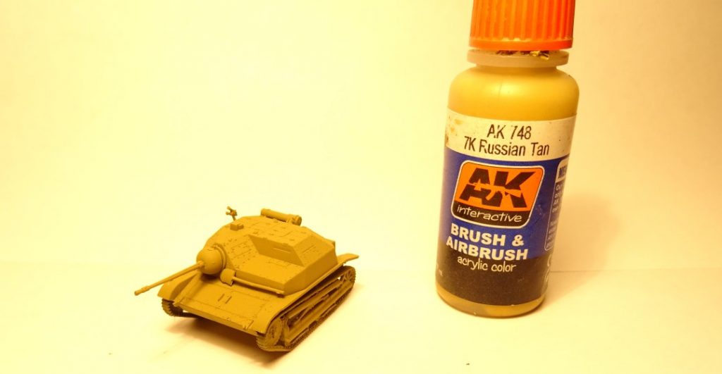 Der Auftrag der Farbe AK 748 7k Russian Tan von AK Interactive erfolgt flächig