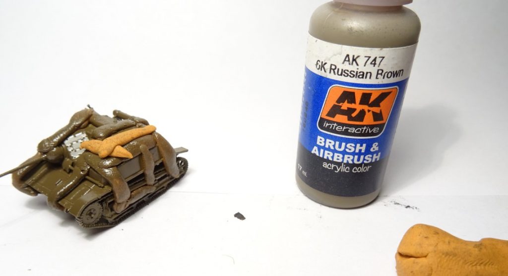 Hier wurde bereits mit der Farbe AK 747 6k Russian Brown von AK Interactive gesprüht. Die Farbe trocknet nun.