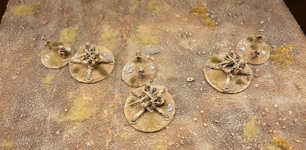 Die ganze Batterie 40mm Bofors Flak von Flames of War südlich von Tobruk.