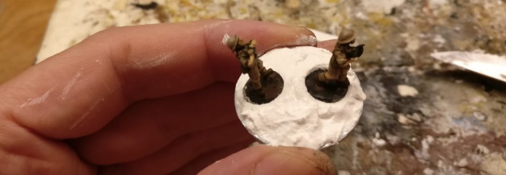 Die Figuren stehen scheinbar leicht schief. 